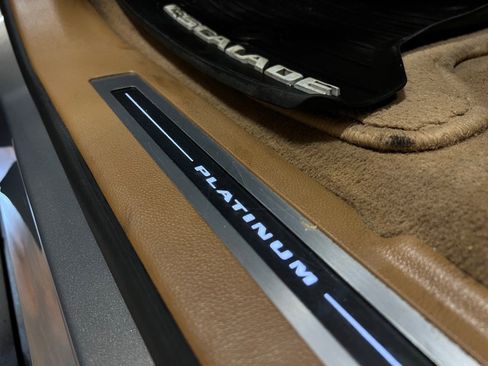 Used 2017 Cadillac Escalade Platinum image 25