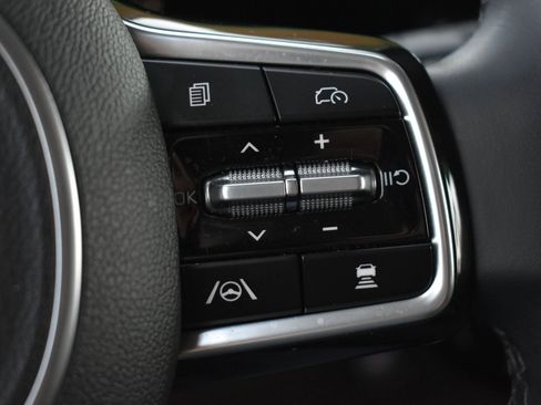 Used 2025 Kia Carnival FWD image 23