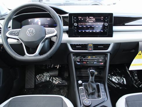 Certified 2025 Volkswagen Taos SE image 18