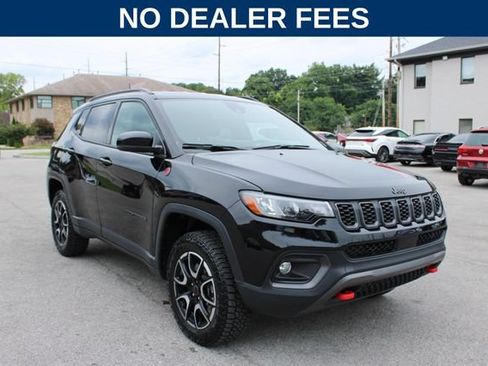 Used 2025 Jeep Compass Trailhawk AWD/4WD image 2