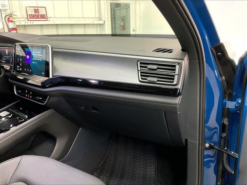 New 2025 Volkswagen Atlas Cross Sport SE image 28