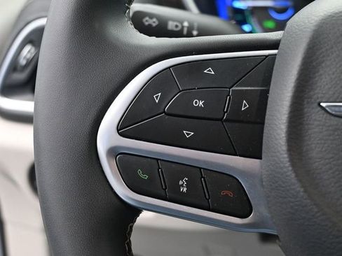 Used 2023 Chrysler Pacifica Limited image 36