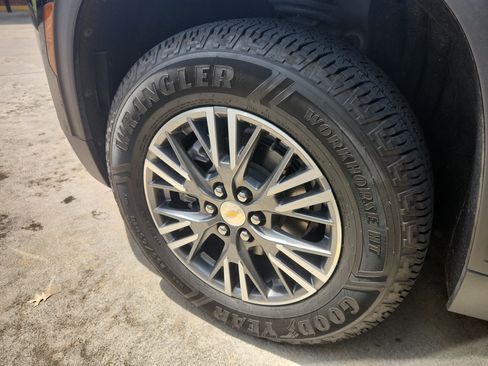 Used 2025 Chevrolet Traverse LT FWD image 28