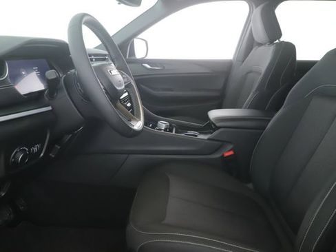 Used 2024 Jeep Grand Cherokee Laredo image 16