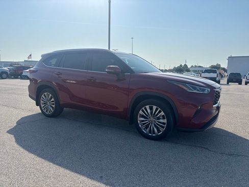 Used 2024 Toyota Highlander Platinum FWD image 3