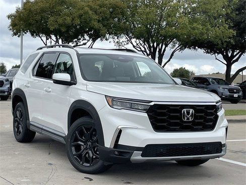 Used 2025 Honda Pilot Touring image 2
