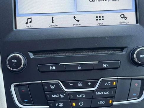 Used 2018 Ford Fusion SE w/ Fusion SE Technology Package FWD image 20