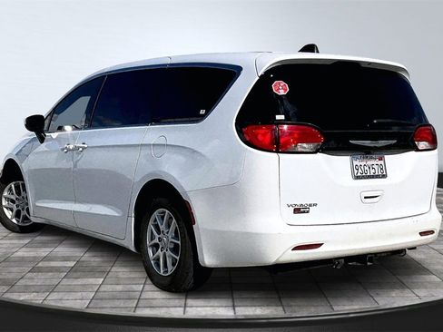 Certified 2023 Chrysler Voyager LX image 3
