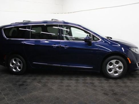 Used 2017 Chrysler Pacifica Touring-L Plus image 5