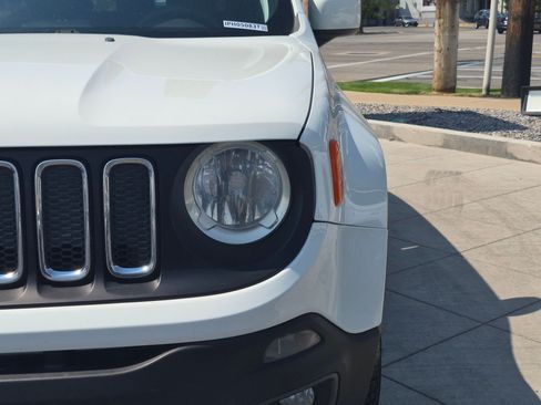 Used 2018 Jeep Renegade Latitude FWD image 11