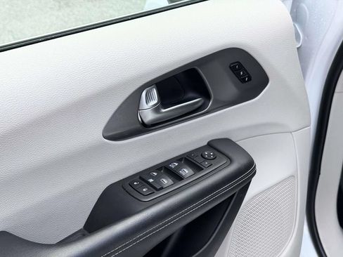 Certified 2024 Chrysler Pacifica Touring-L FWD image 18