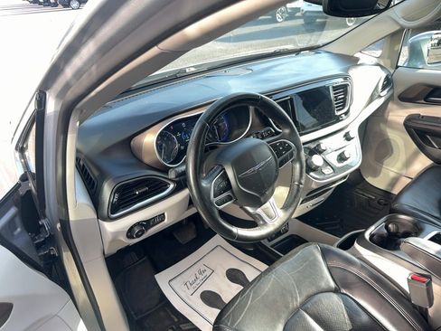 Used 2018 Chrysler Pacifica Touring-L Plus FWD image 21
