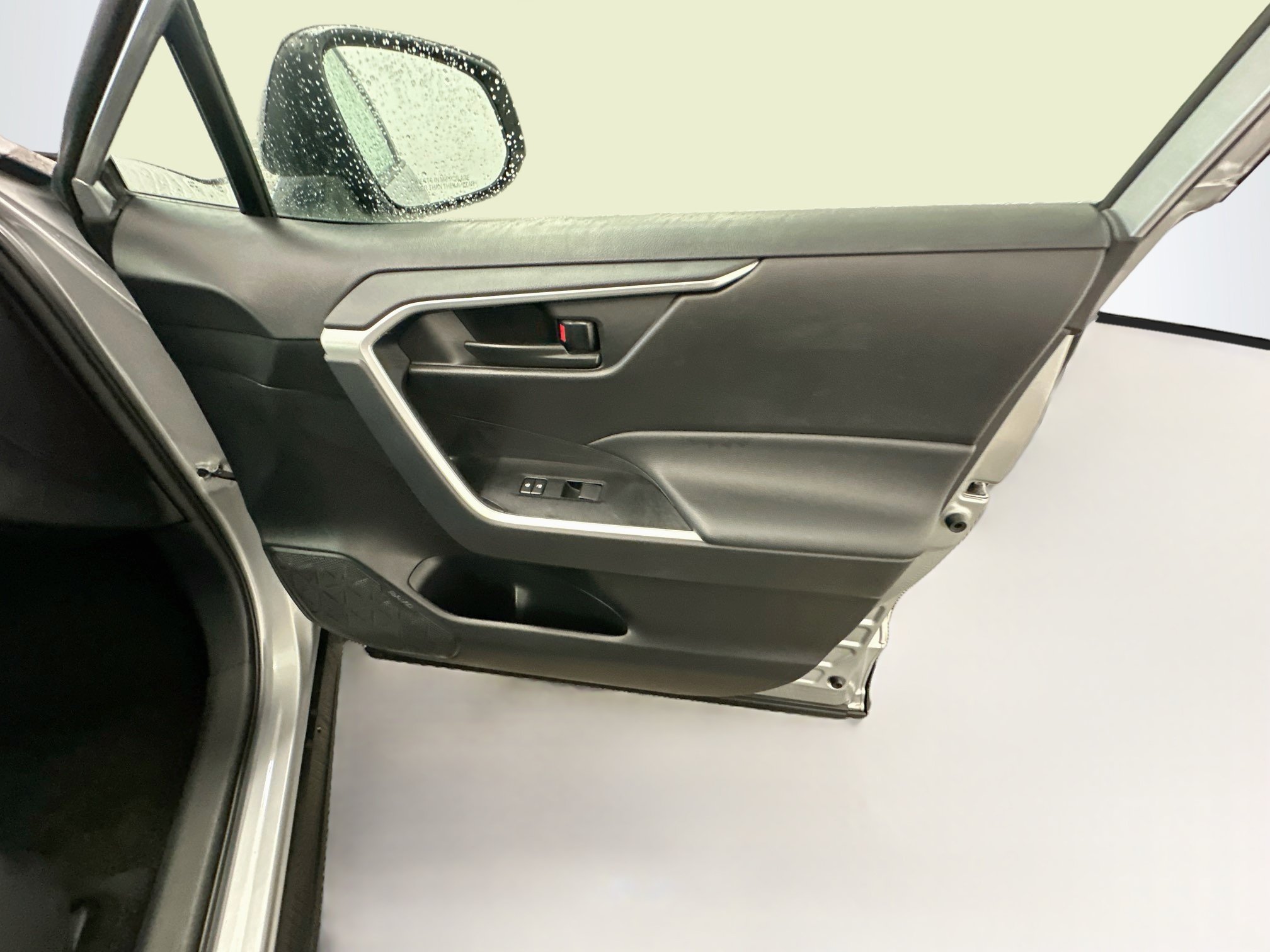 Used 2025 Toyota RAV4 LE AWD/4WD image 32