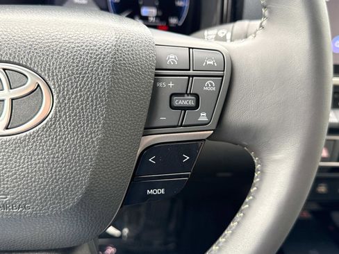 Used 2025 Toyota Camry XLE image 7