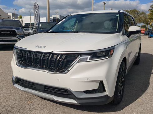 Used 2024 Kia Carnival EX image 9