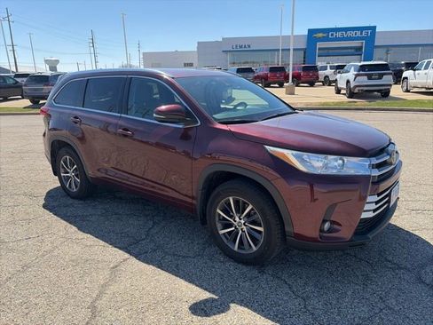 Used 2017 Toyota Highlander XLE image 2