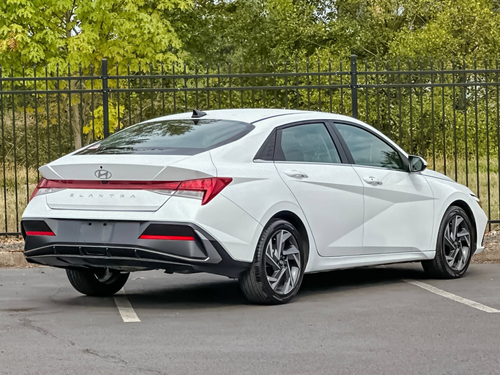 Used 2025 Hyundai Elantra SEL FWD image 3