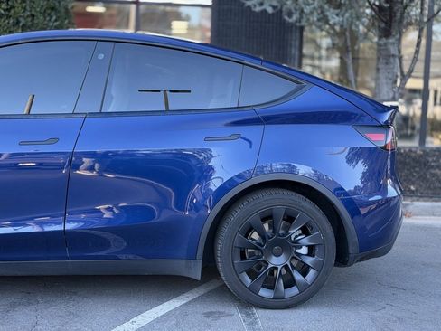 Used 2022 Tesla Model Y Long Range image 11