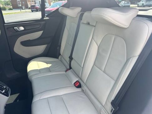 Used 2022 Volvo XC40 T4 Momentum FWD image 15