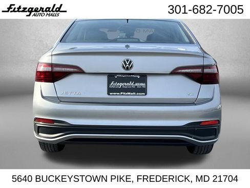 Used 2024 Volkswagen Jetta SE image 6