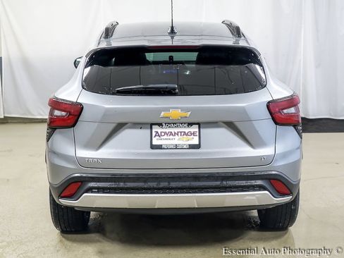Used 2025 Chevrolet Trax LT FWD image 6