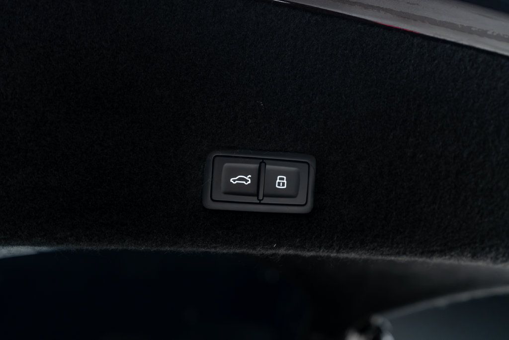 Used 2022 Lamborghini Urus AWD/4WD image 45