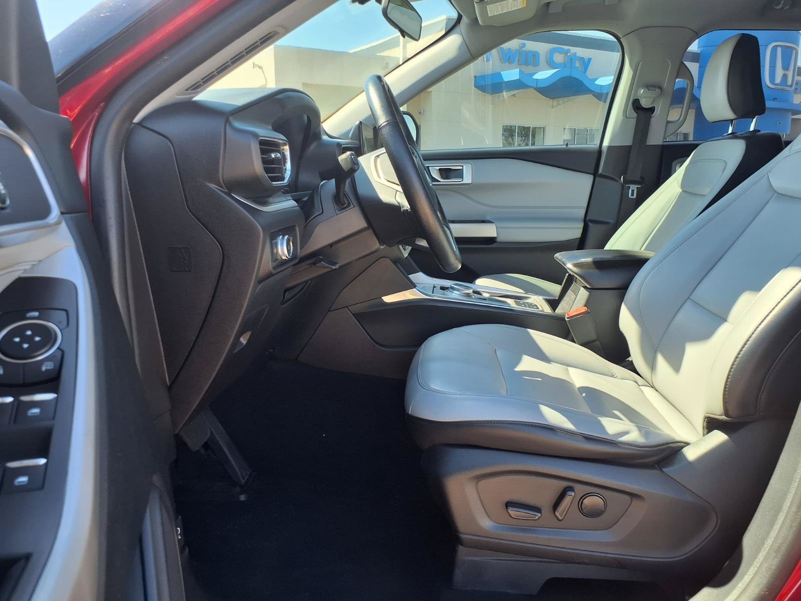 Used 2021 Ford Explorer XLT w/ Equipment Group 202A RWD image 15