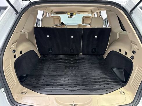 Used 2019 Jeep Grand Cherokee Laredo AWD/4WD image 27