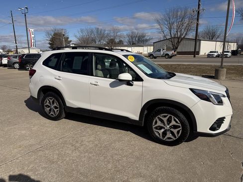 Used 2023 Subaru Forester Premium image 4