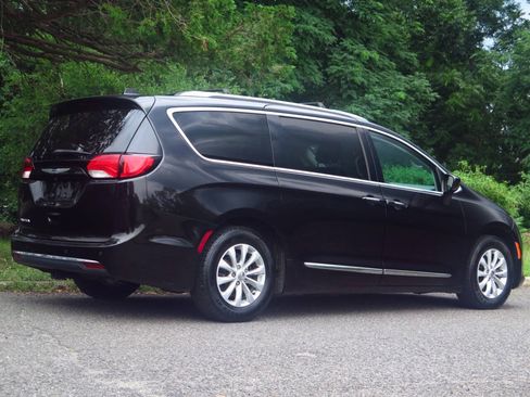 Used 2019 Chrysler Pacifica Touring-L FWD image 4
