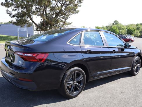 Certified 2024 Volkswagen Jetta SE w/ Panoramic Sunroof Package FWD image 3