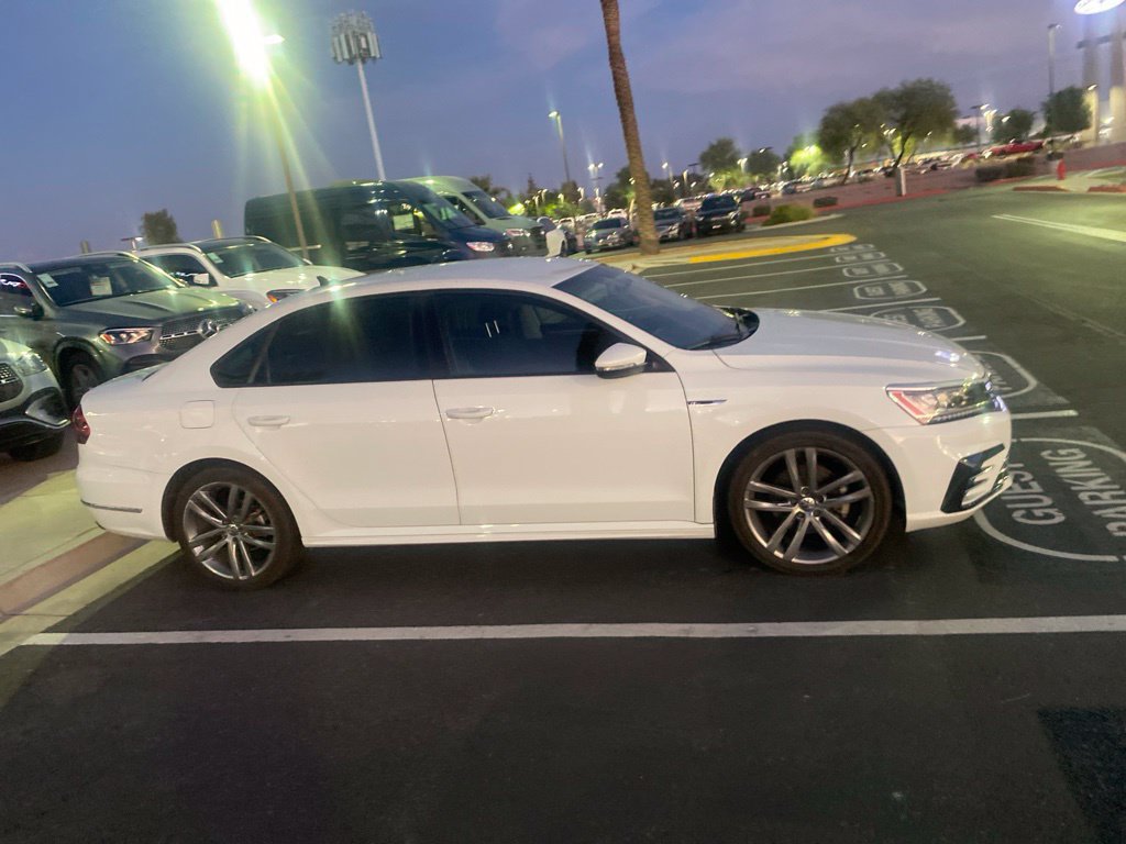 Used 2018 Volkswagen Passat 2.0T R-Line w/ R-Line Lighting Package FWD image 2