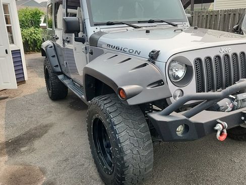 Used 2015 Jeep Wrangler Unlimited Rubicon w/ Connectivity Group AWD/4WD image 3