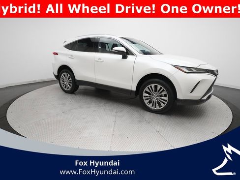 Used 2024 Toyota Venza XLE image 13