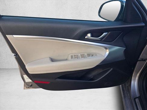 Used 2025 Genesis G70 2.5T image 11