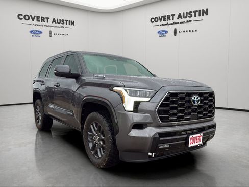 Used 2023 Toyota Sequoia Platinum AWD/4WD image 6