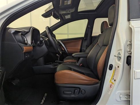 Used 2018 Toyota RAV4 SE image 6