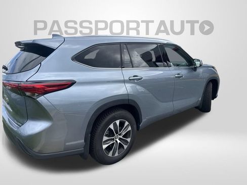 Used 2022 Toyota Highlander XLE AWD/4WD image 2