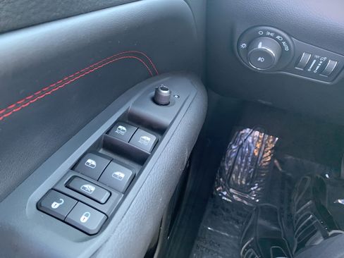 Used 2025 Jeep Compass Trailhawk AWD/4WD image 39