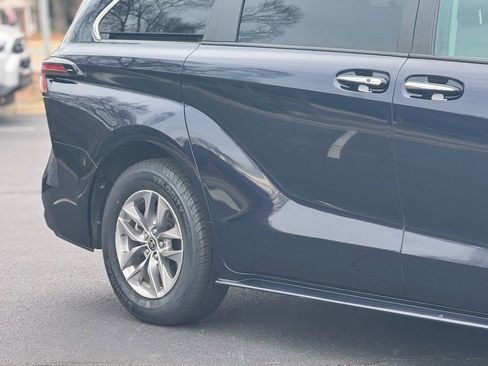 Used 2023 Toyota Sienna XLE image 7