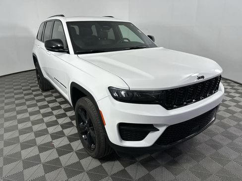 Used 2024 Jeep Grand Cherokee Altitude AWD/4WD image 11