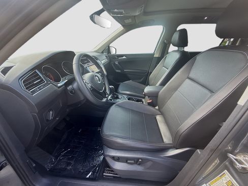 Used 2021 Volkswagen Tiguan SE w/ Panoramic Sunroof Package FWD image 18