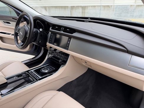 Used 2018 Jaguar XF Premium image 22