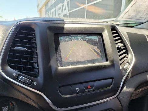Used 2019 Jeep Cherokee Latitude Plus w/ Comfort/Convenience Group FWD image 19