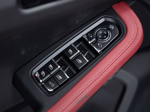 Certified 2026 Porsche Macan AWD/4WD image 26
