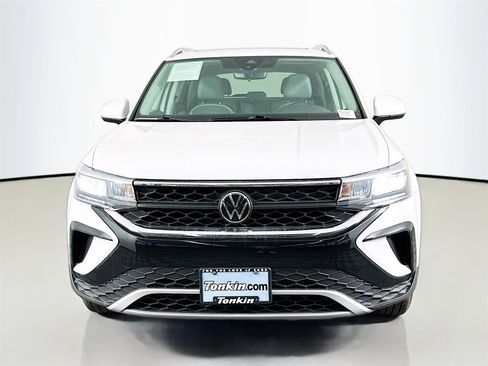 Used 2023 Volkswagen Taos SE image 2