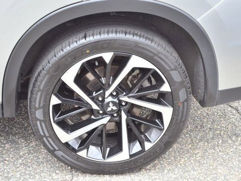 Used 2024 Mitsubishi Outlander SE image 12