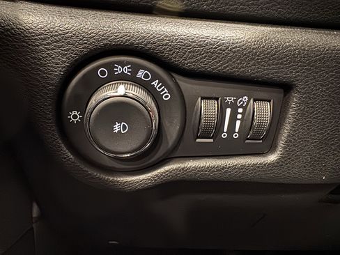 Used 2023 Chrysler Pacifica Touring-L w/ S Appearance Package image 11