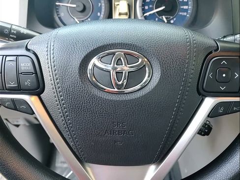 Used 2020 Toyota Sienna L image 22