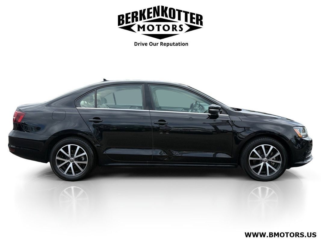 Used 2017 Volkswagen Jetta SE FWD image 2